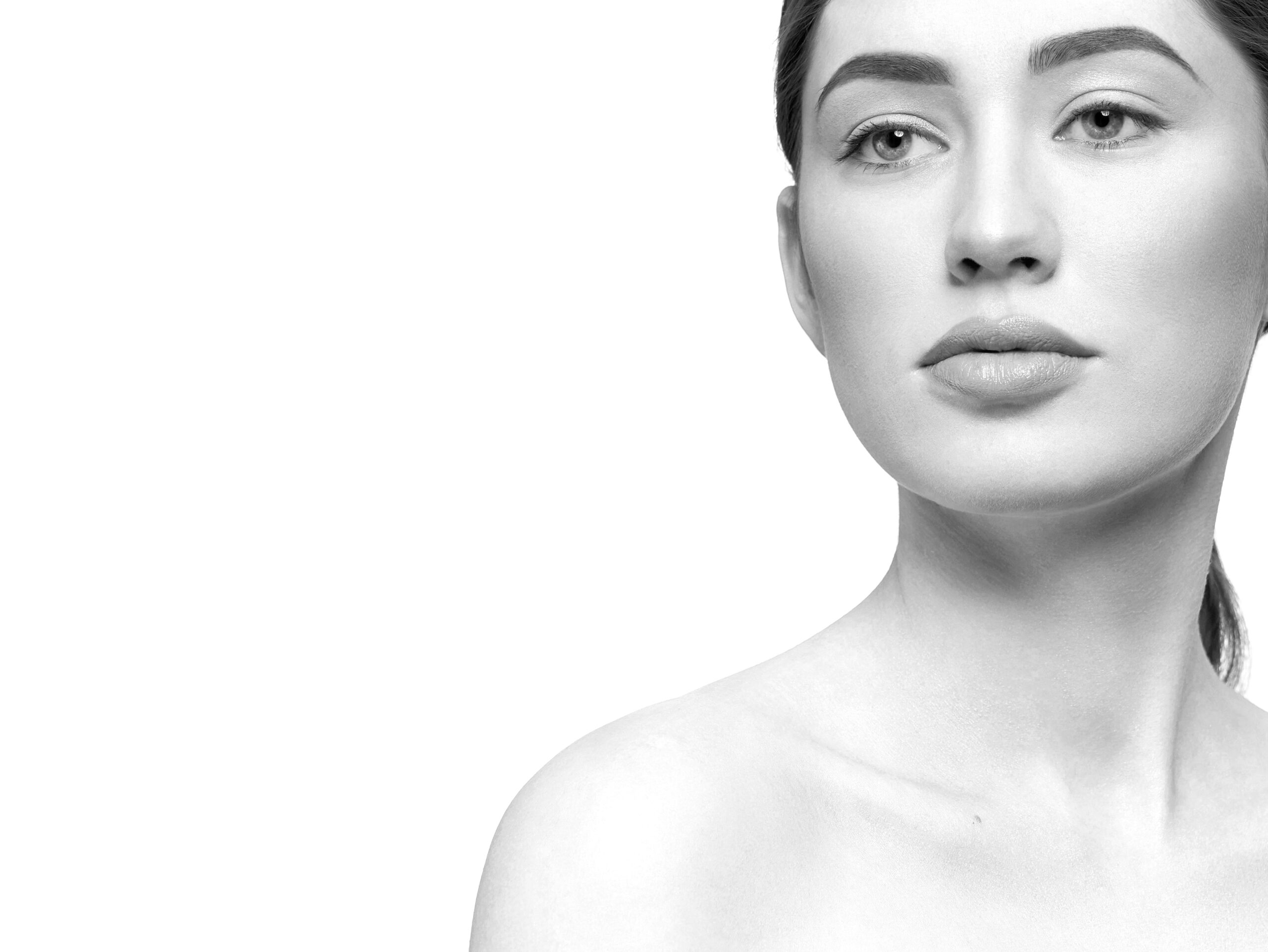 dame enchantee avec des yeux posant sur fond isole blanc scaled